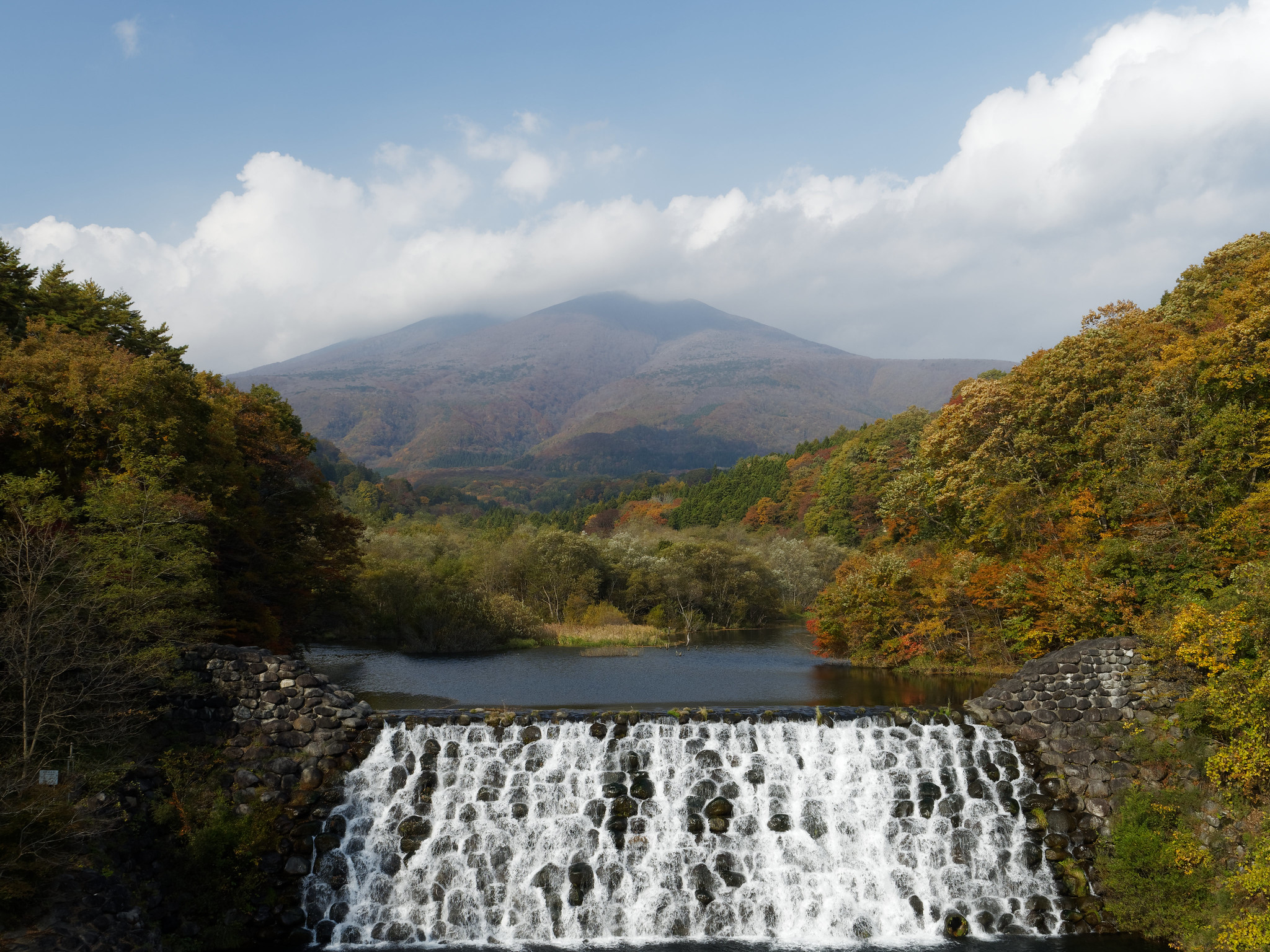 やまびこ吊り橋から不忘山を望む